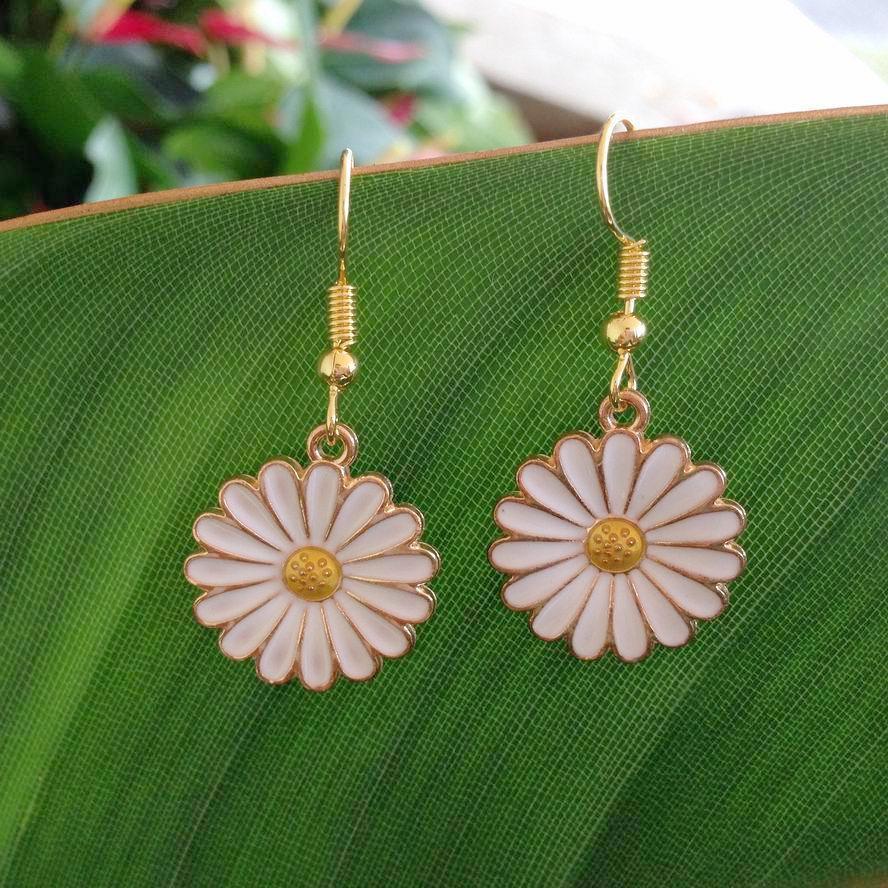 white daisy earrings